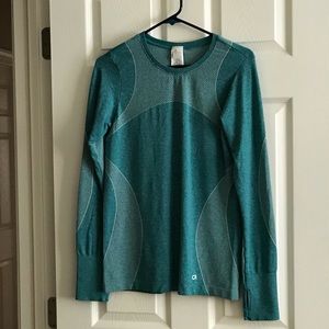 GapFit long sleeve technical shirt w/ thumb holes
